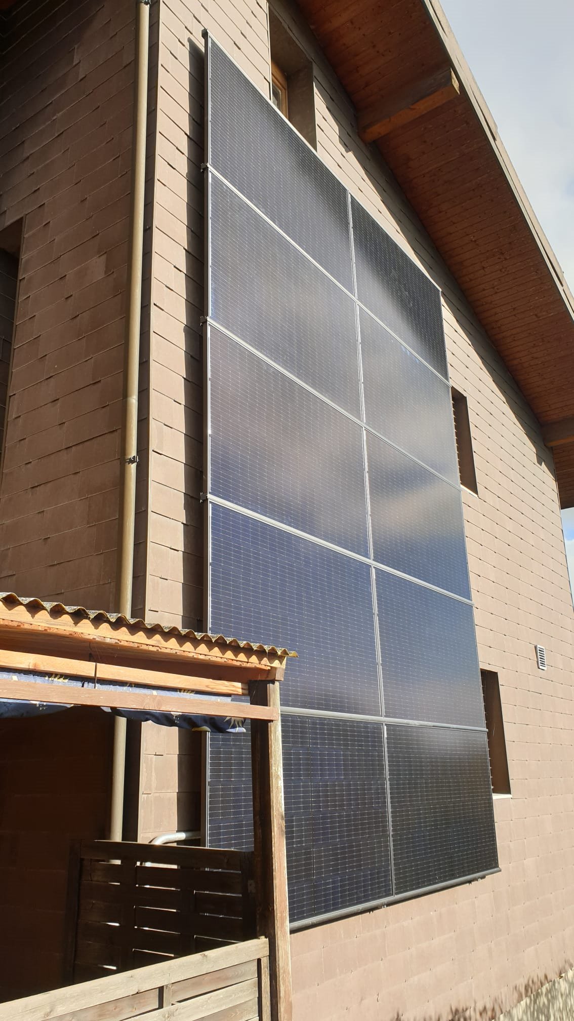 Fassaden-Solaranlage in Grenchen Seeland mit Hanwha Q.Cells und SolarEdge