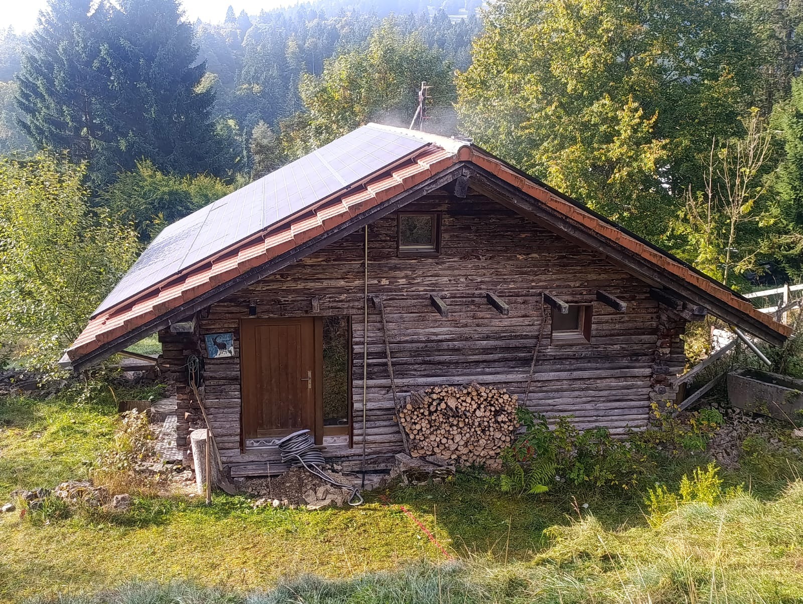 Aufdach-Solaranlage auf Ziegeldach in Biel – Solarmaa GmbH