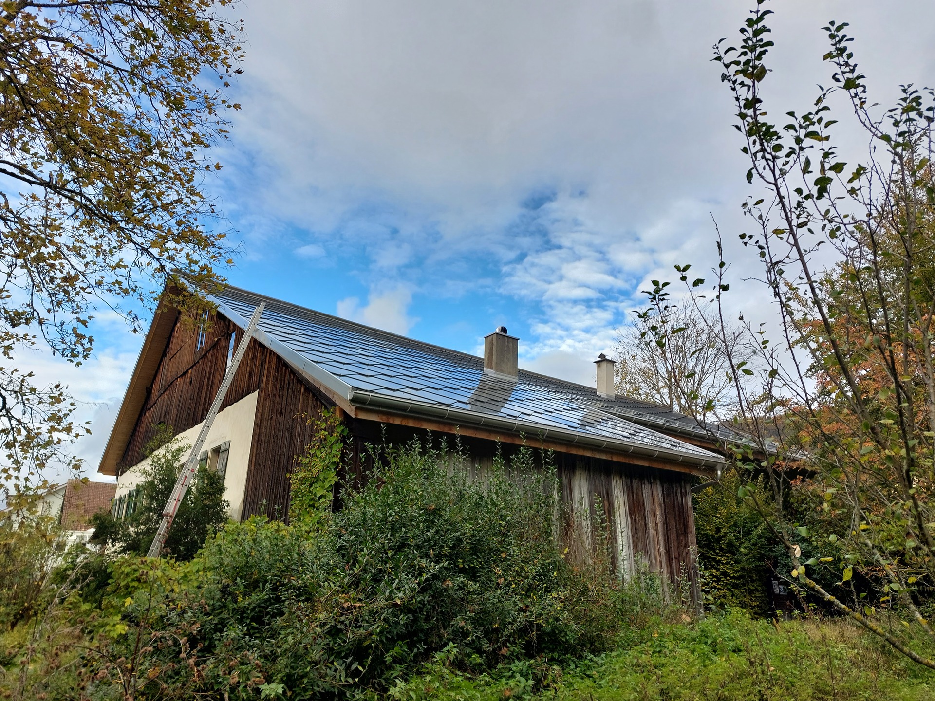 Bauernhaus Indach-Solaranlage in Corgemont mit Sunstyle – Solarmaa