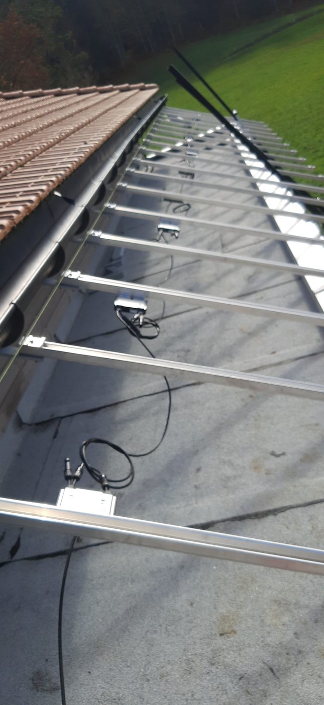 Unterkonstruktion mit SolarEdge-Leistungsoptimierern auf dem Vordach des Langlaufzentrums Près d’Orvin