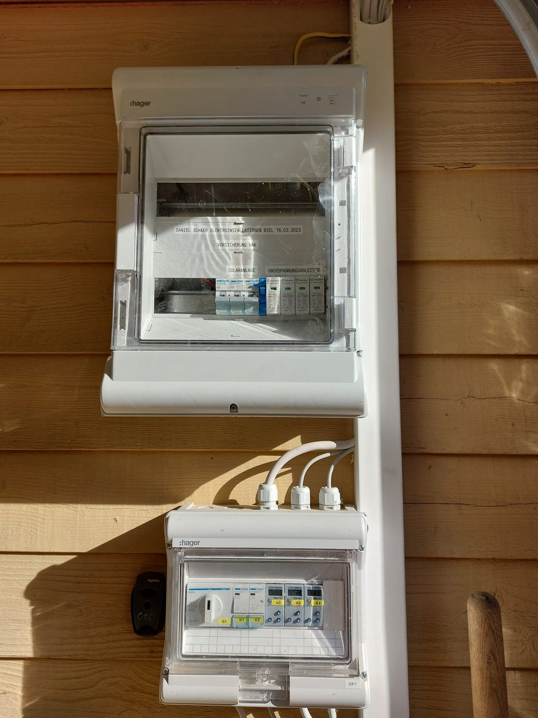 Hager-Verteiler mit Absicherung der Solaranlage und Überspannungsableiter am Langlaufzentrum Près d’Orvin