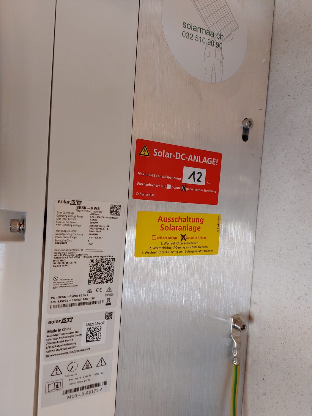 Typenschild des SolarEdge SE5K-RWB Wechselrichters mit Swissolar-Sicherheitskennzeichnung am Langlaufzentrum Près d’Orvin