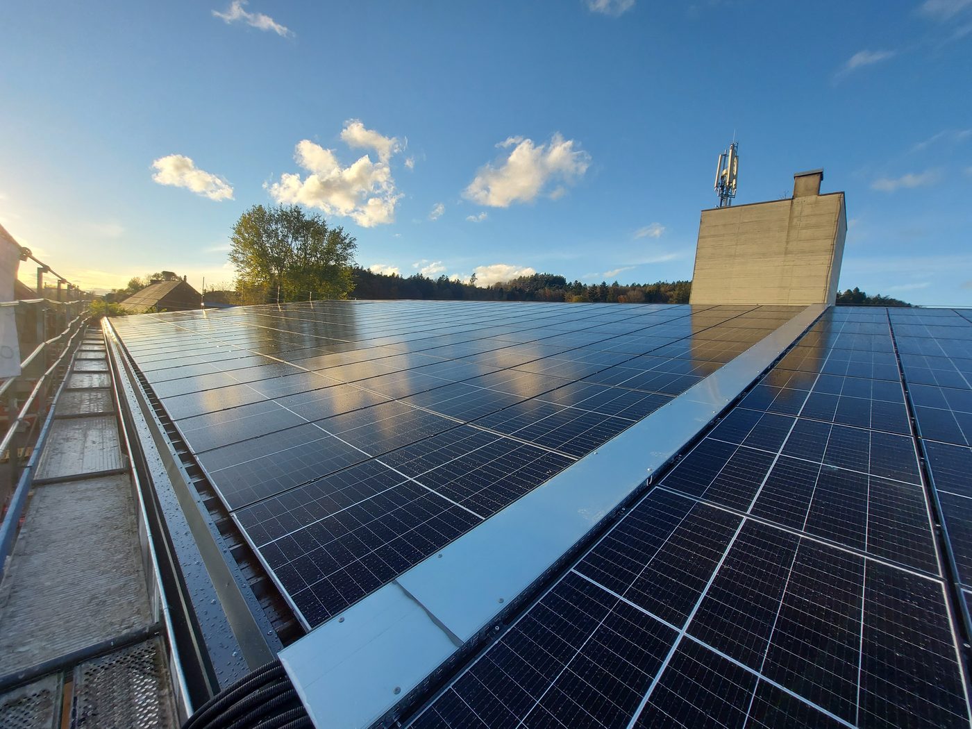 Solarmodule an der Betonfassade des Silos in Grossaffoltern