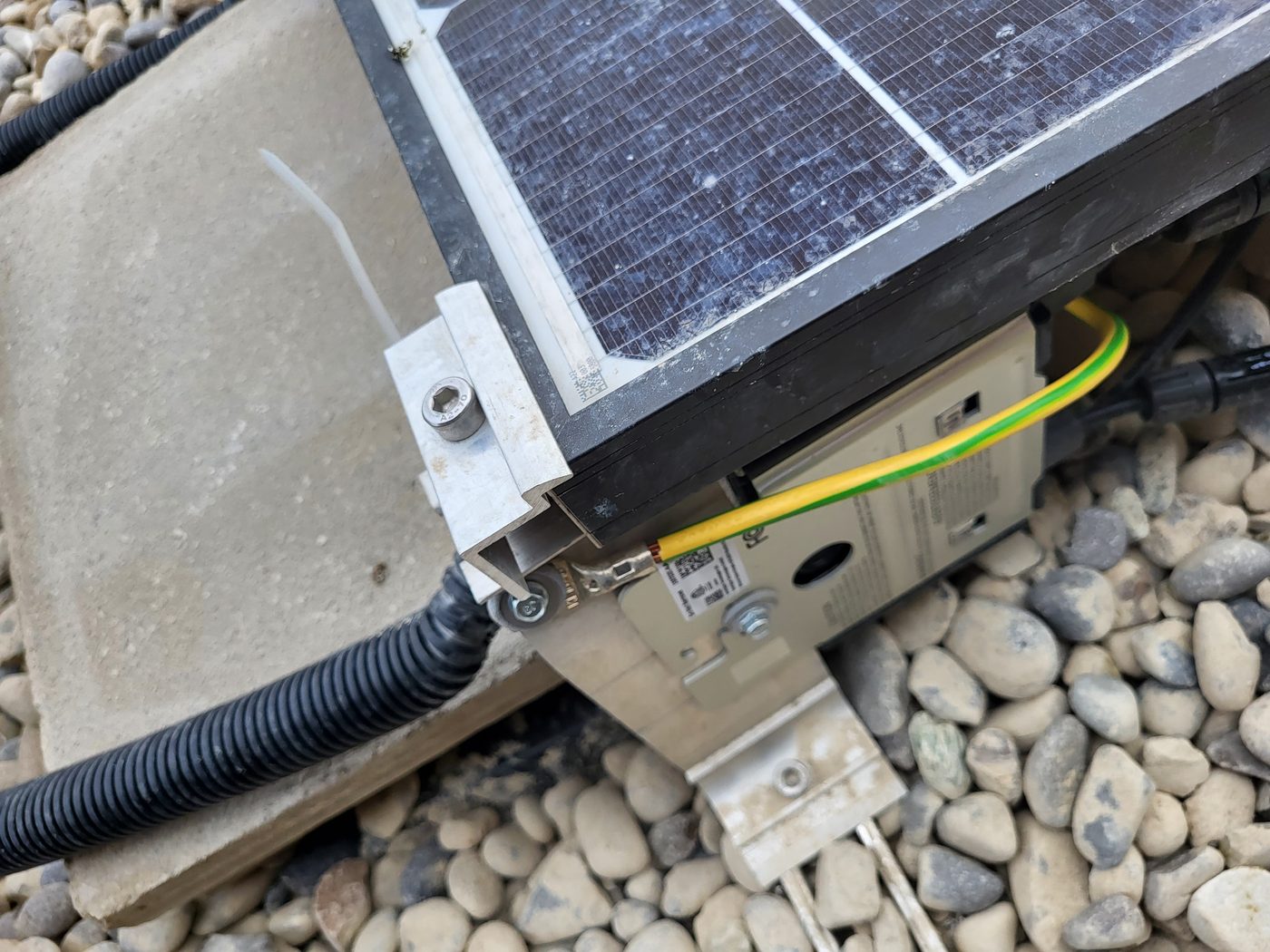 Solarmodule dicht an einem Dachzaun auf dem Schulhaus der BFB