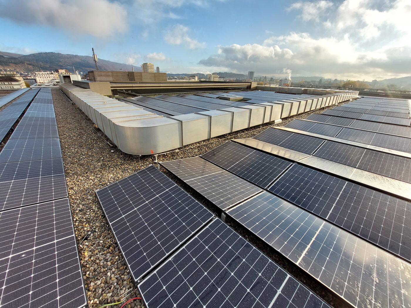 Dachaufbauten und Monoblock neben der Solarfläche der BFB Biel