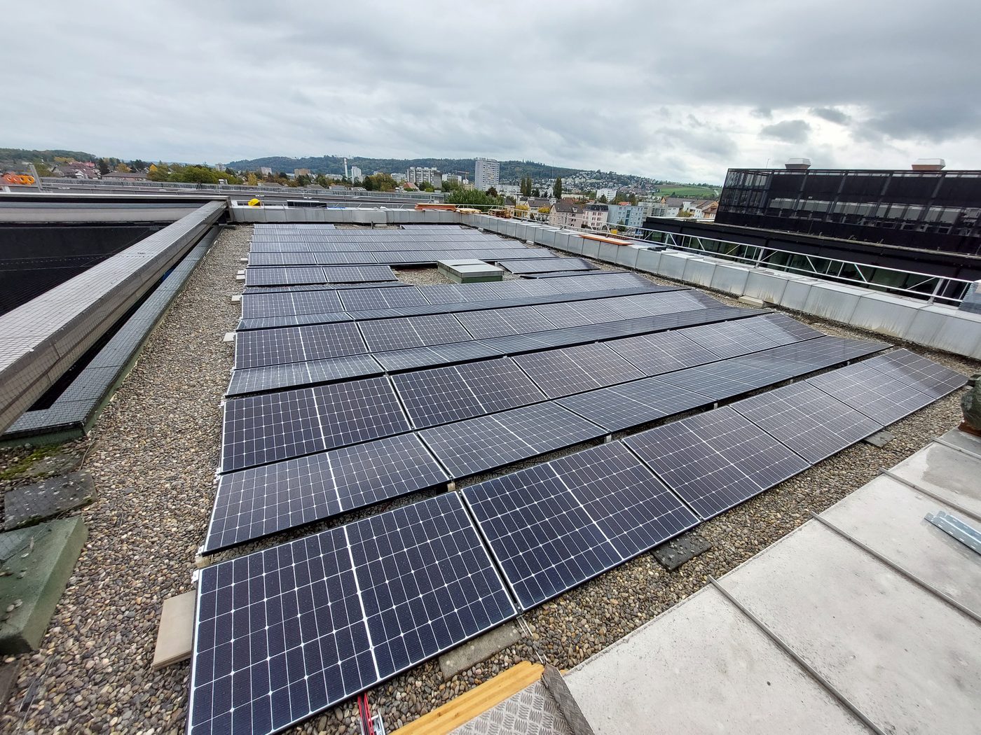 Fertige 101-kWp-Gewerbeanlage auf dem Flachdach der BFB in Biel – Solarmaa