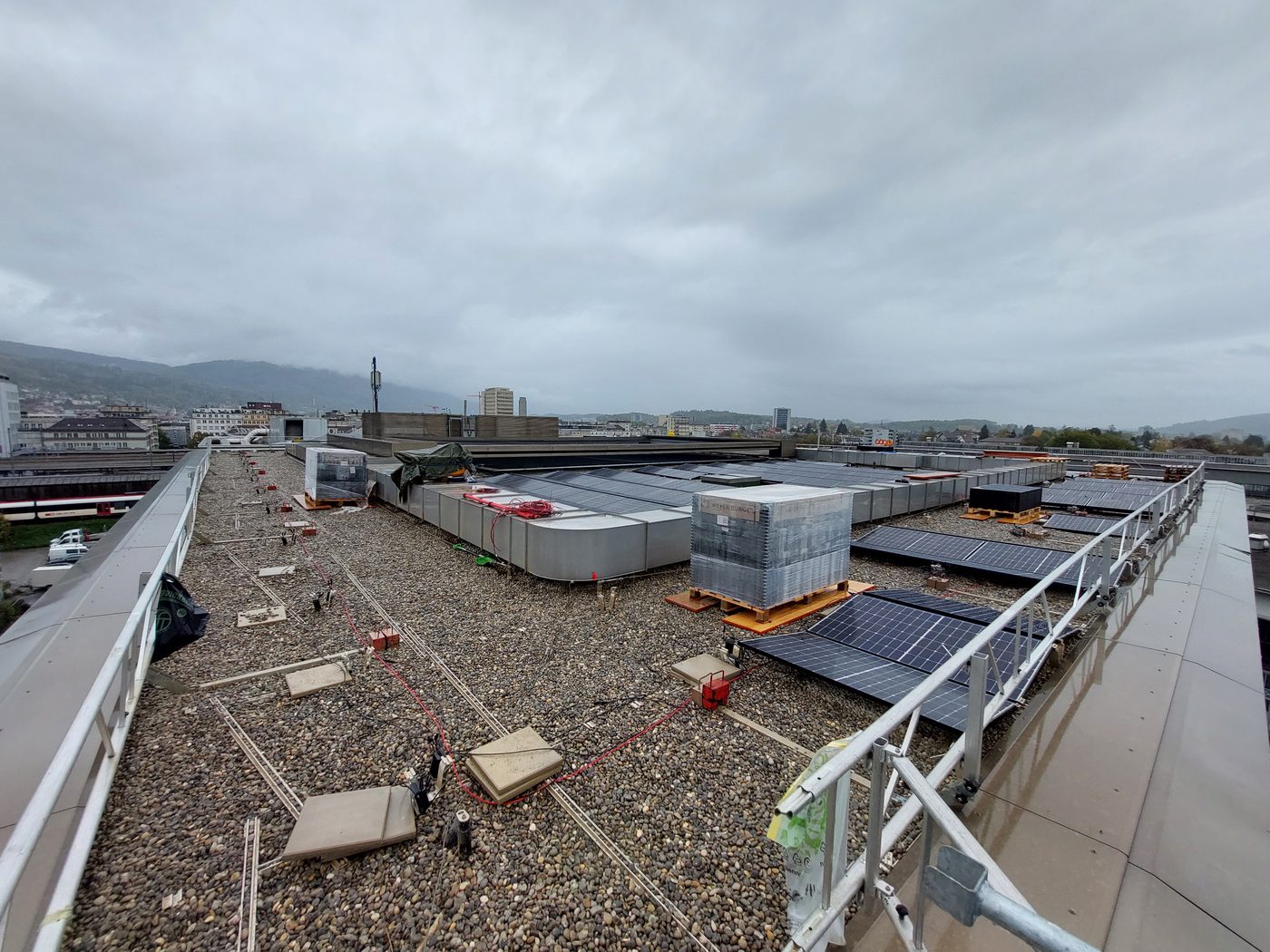 Gesamtansicht der Solaranlage auf dem Schulhaus der BFB Biel-Bienne
