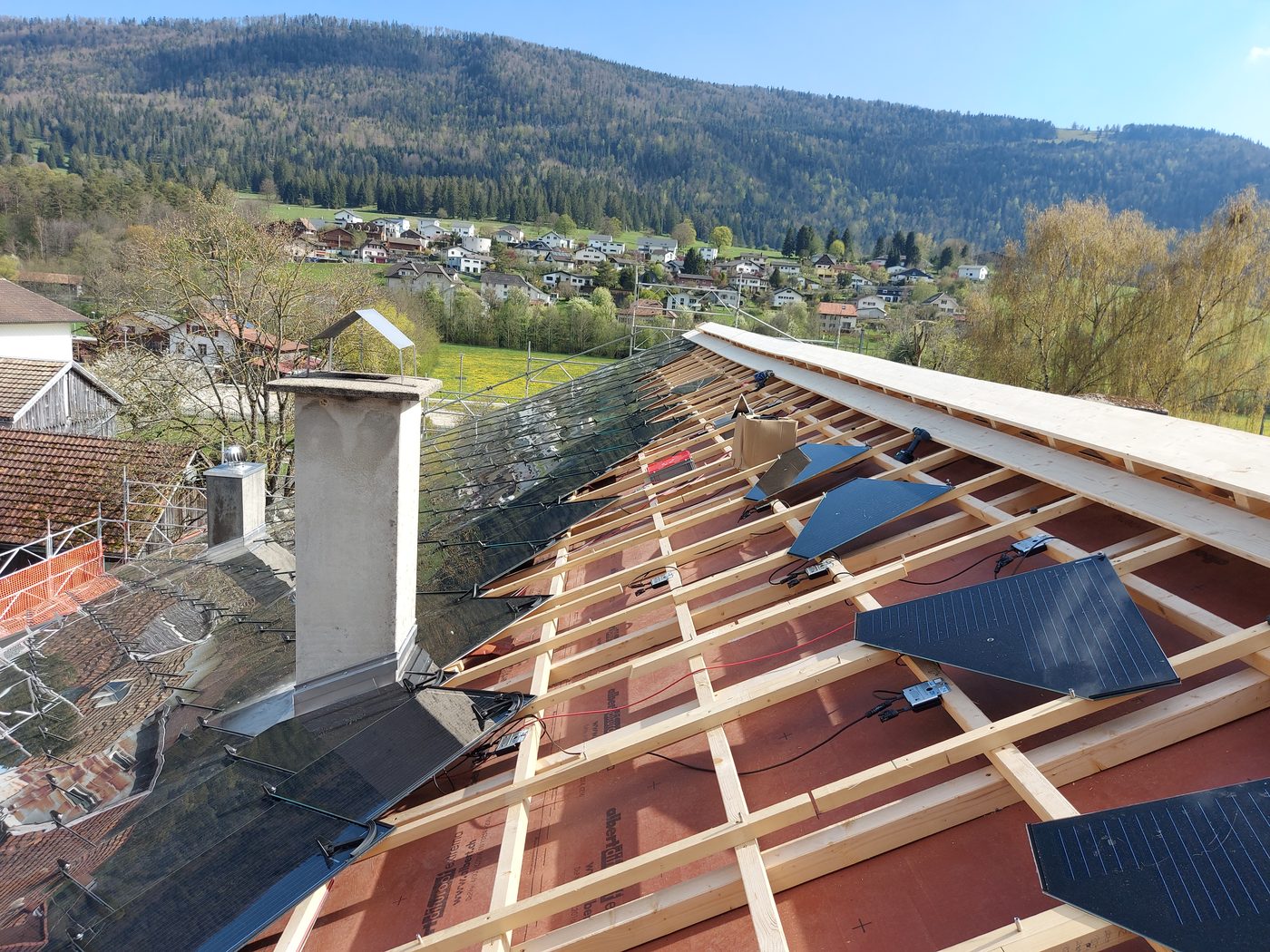 Blick über die 91-kWp-Dachfläche in Corgémont