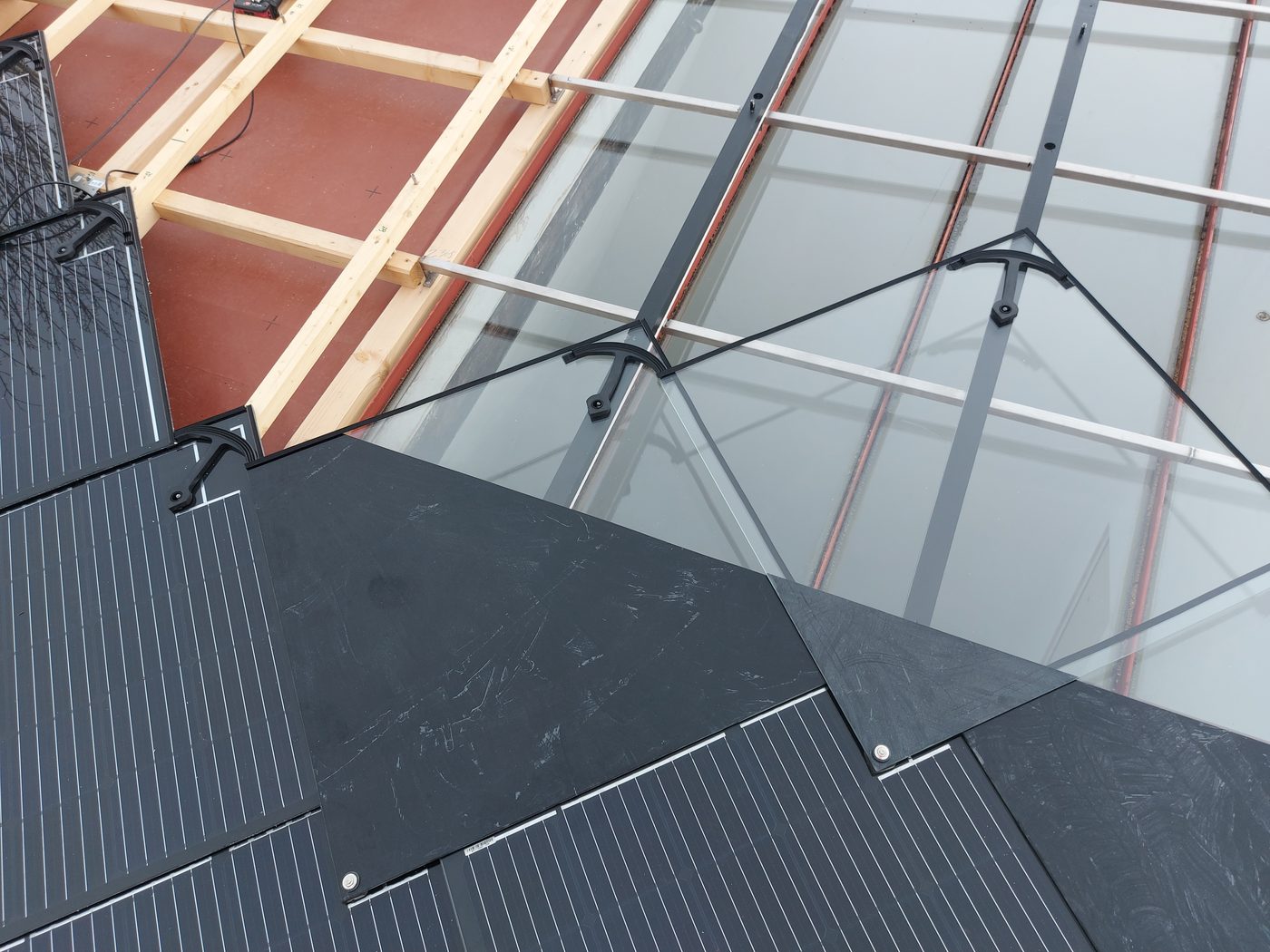 Sunstyle-Indach-Solaranlage auf dem geschützten Bauernhaus Frei in Corgémont