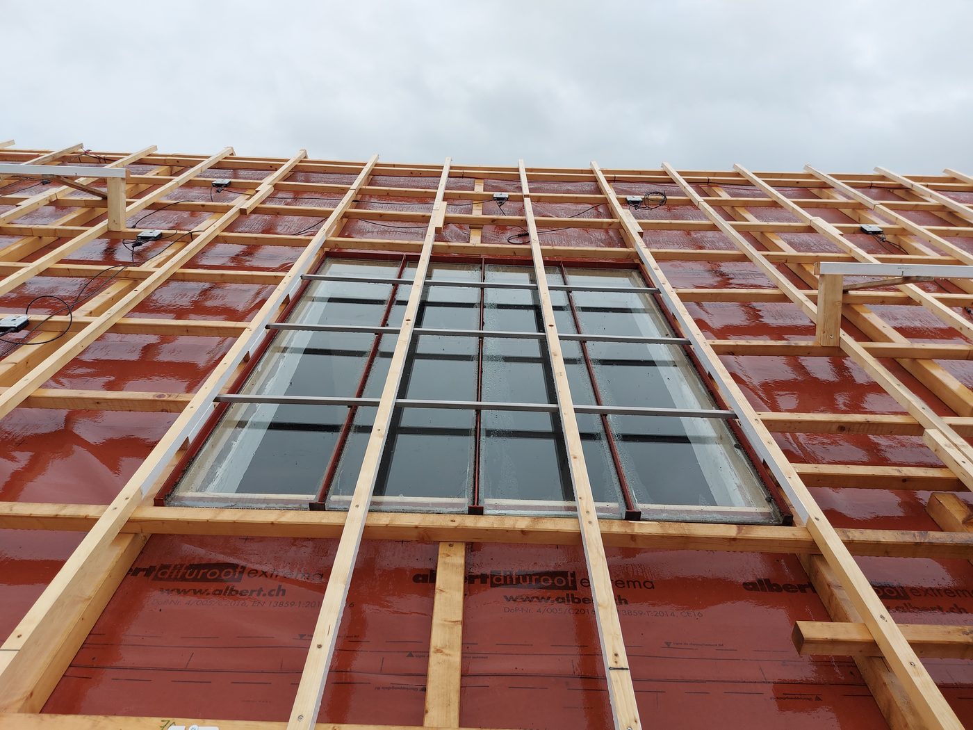 Detail der kleinteiligen Sunstyle-Eindeckung auf dem Bauernhaus Corgémont