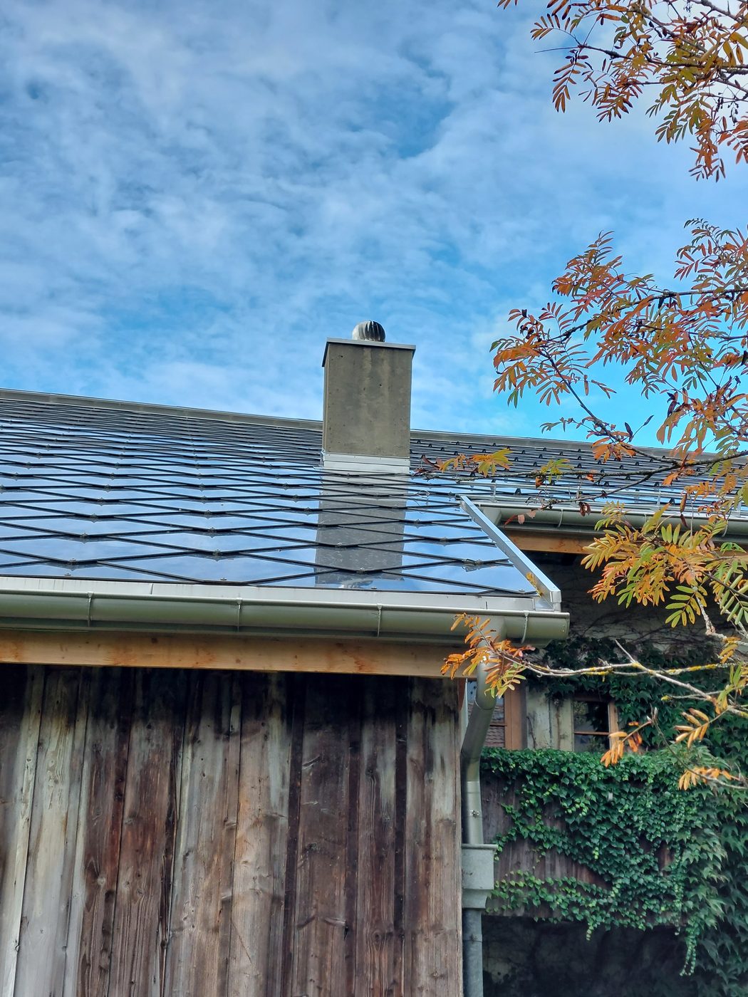 Montage der Sunstyle-Solarziegel auf dem Bauernhaus in Corgémont