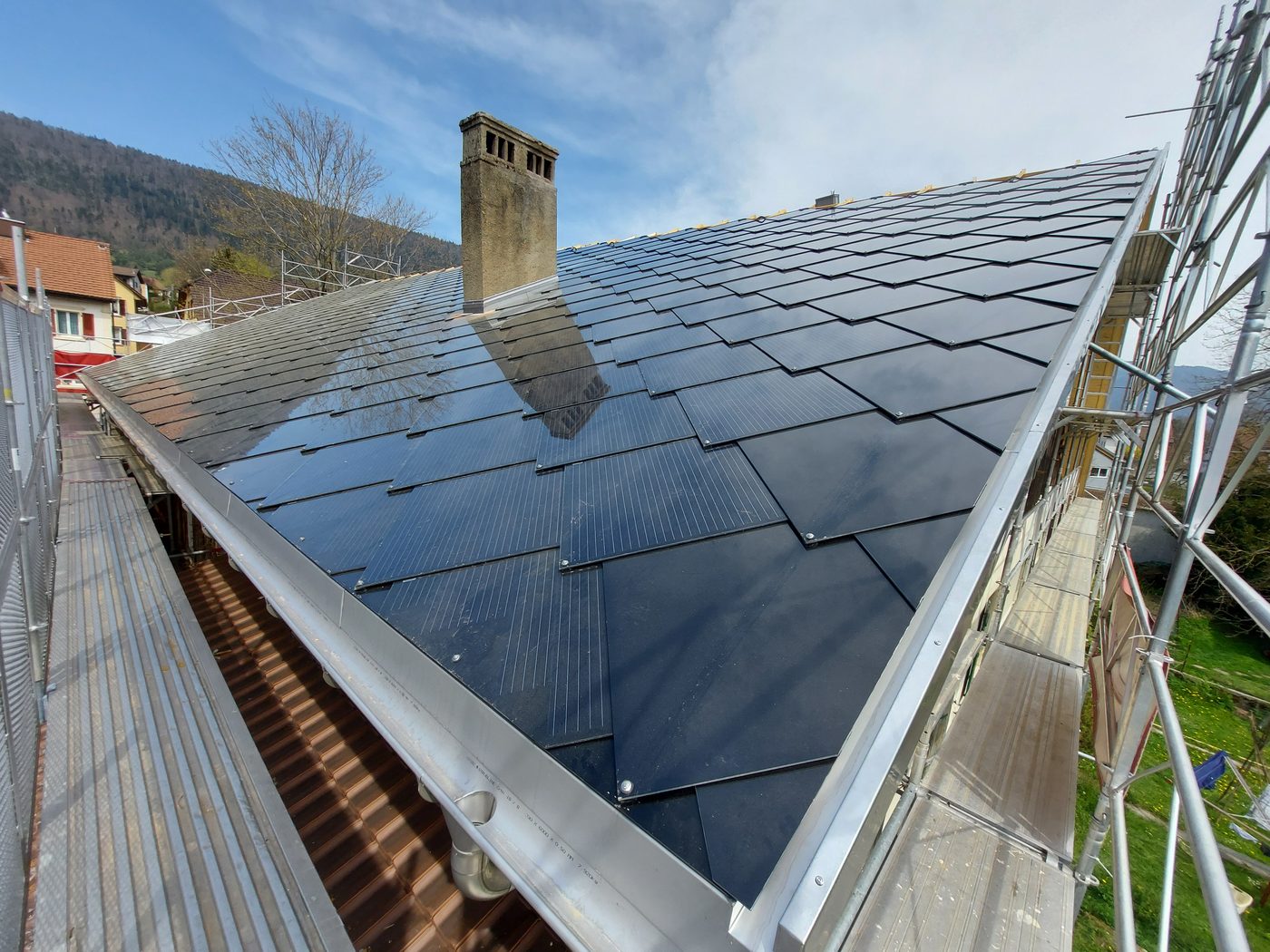 Fertige Indach-Solaranlage auf dem Bauernhaus Frei in Corgémont