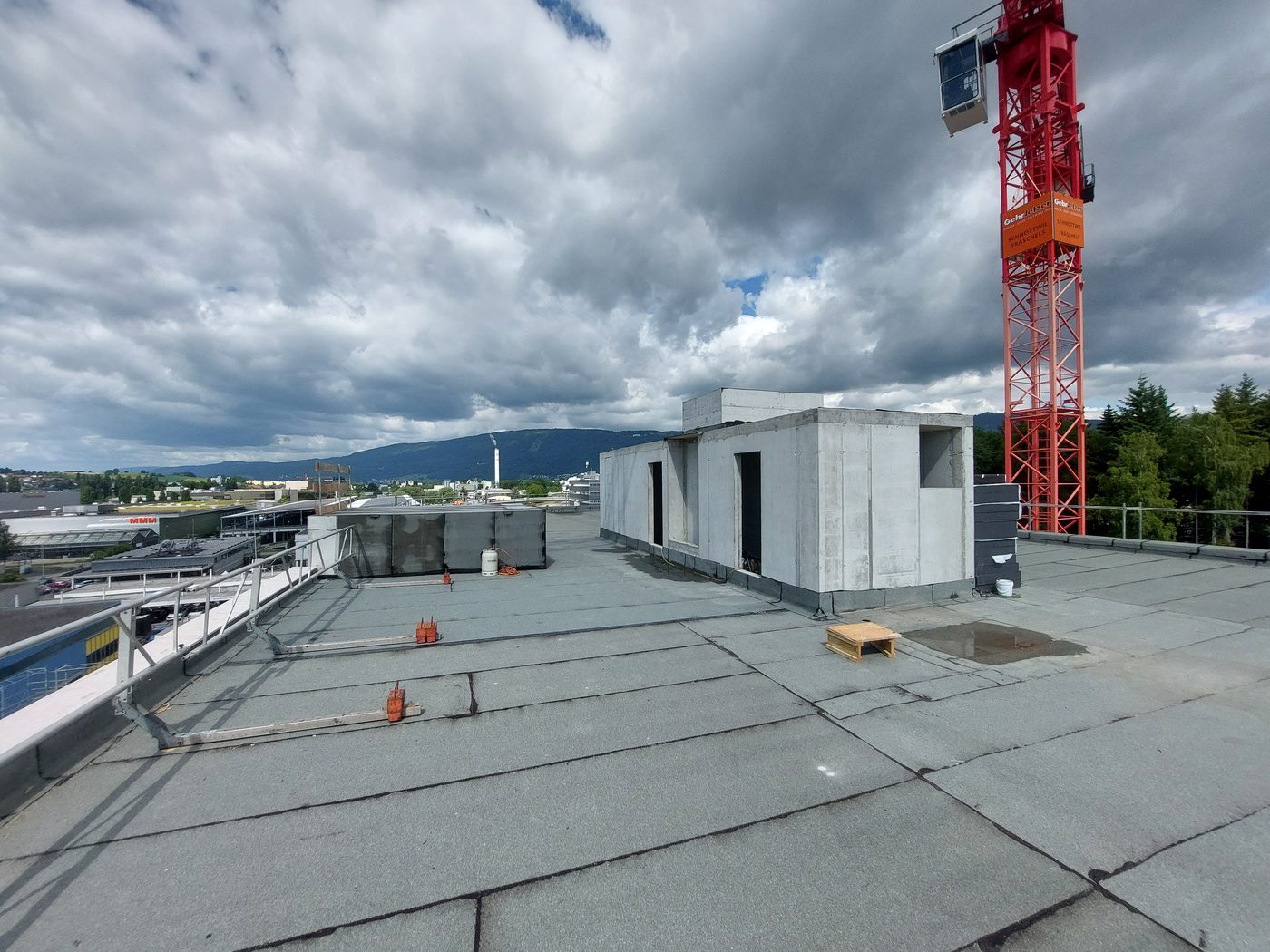 Montage der Aufdach-Solaranlage bei der Quadro Bau Seeland AG