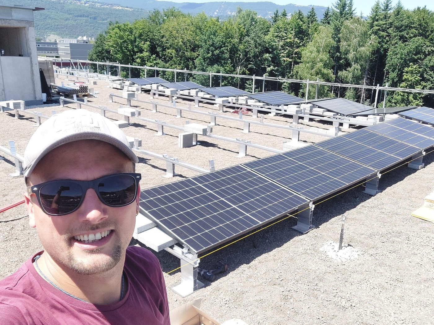 Verkabelung der Gewerbe-Solaranlage Quadro Bau Seeland AG