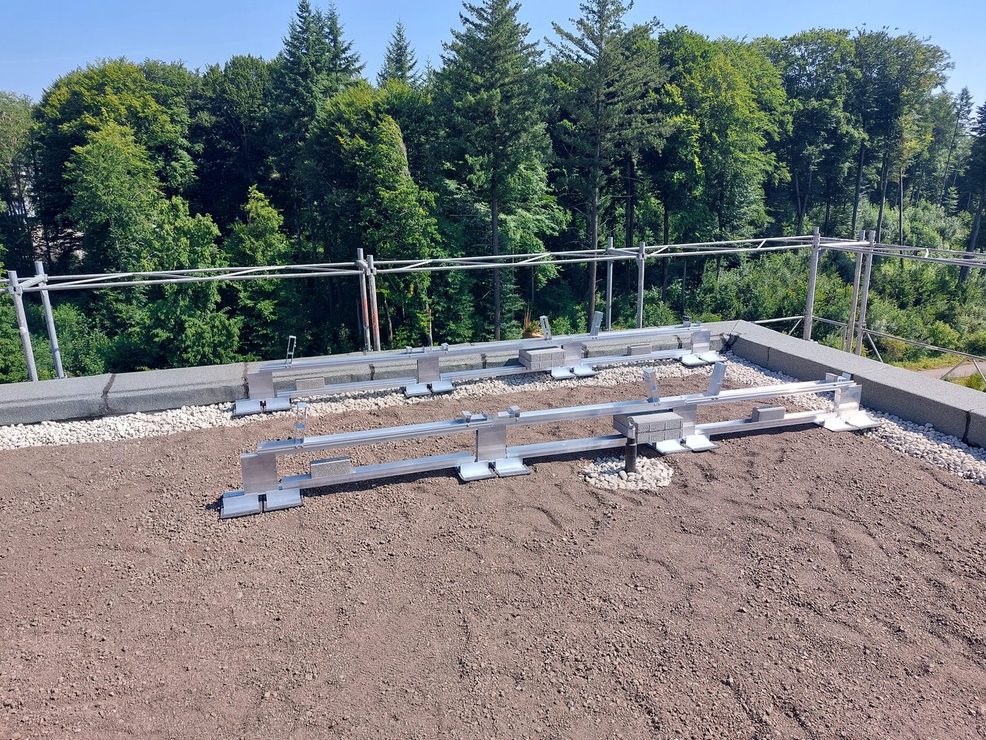 Gewerbe-Solaranlage im Seeland während der Montage