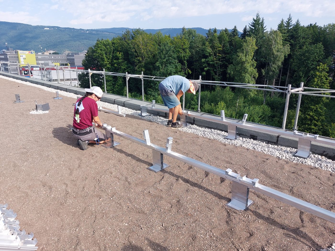 Solarmodule auf dem Hallendach in Brügg