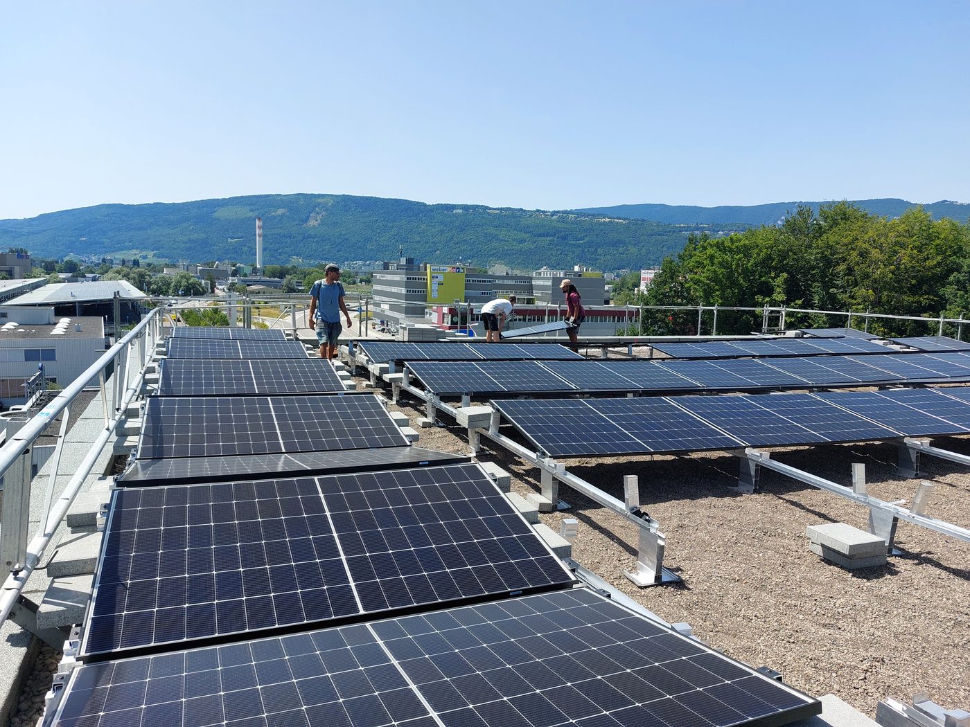 Solaranlage auf Flachdach mit Kies-Aufständerung in Studen – Solarmaa GmbH
