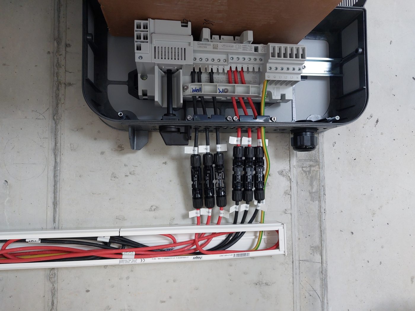 Wechselrichter-Installation bei der Quadro Bau Seeland AG