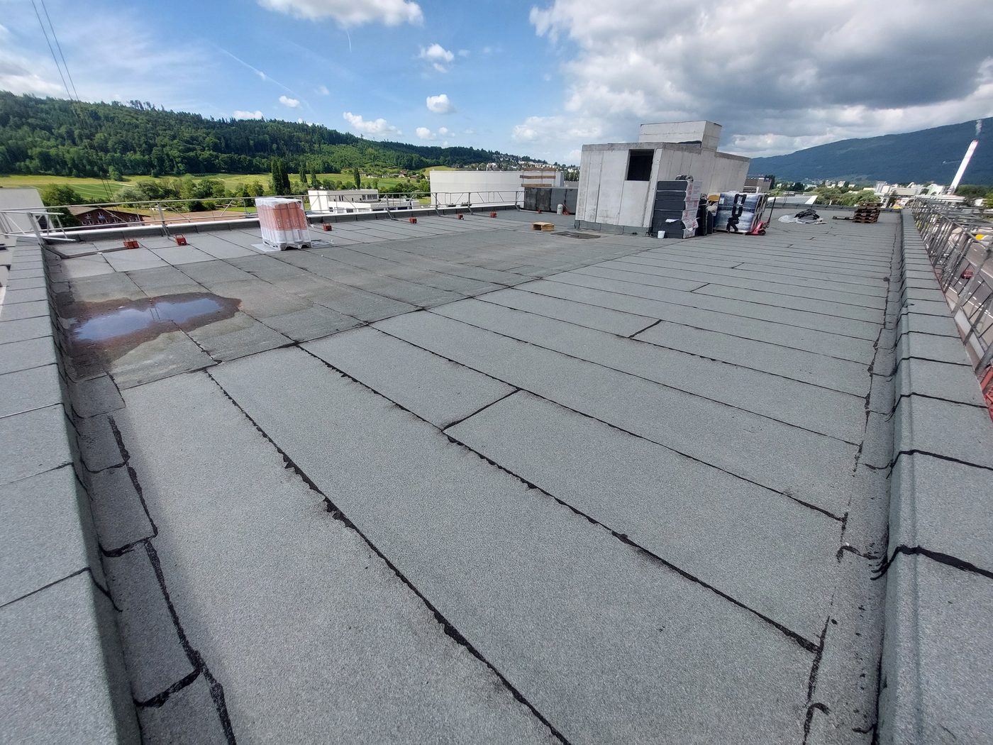 Gewerbe-Photovoltaikanlage in Brügg aus der Nähe