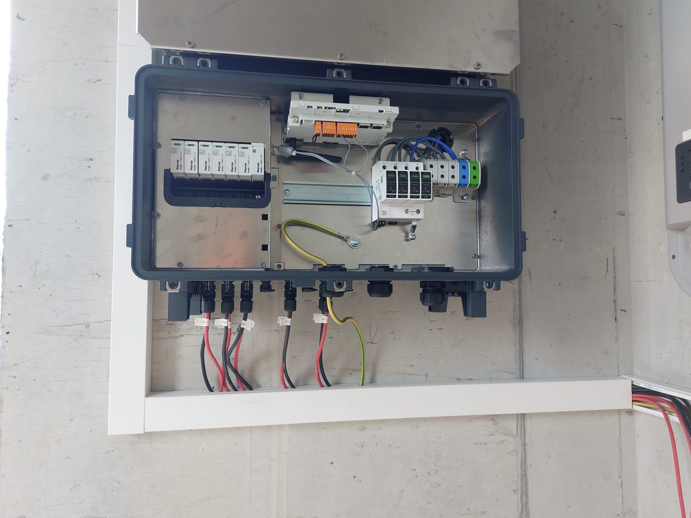 Gesamtansicht der Gewerbe-Solaranlage Quadro Bau Seeland AG, Brügg