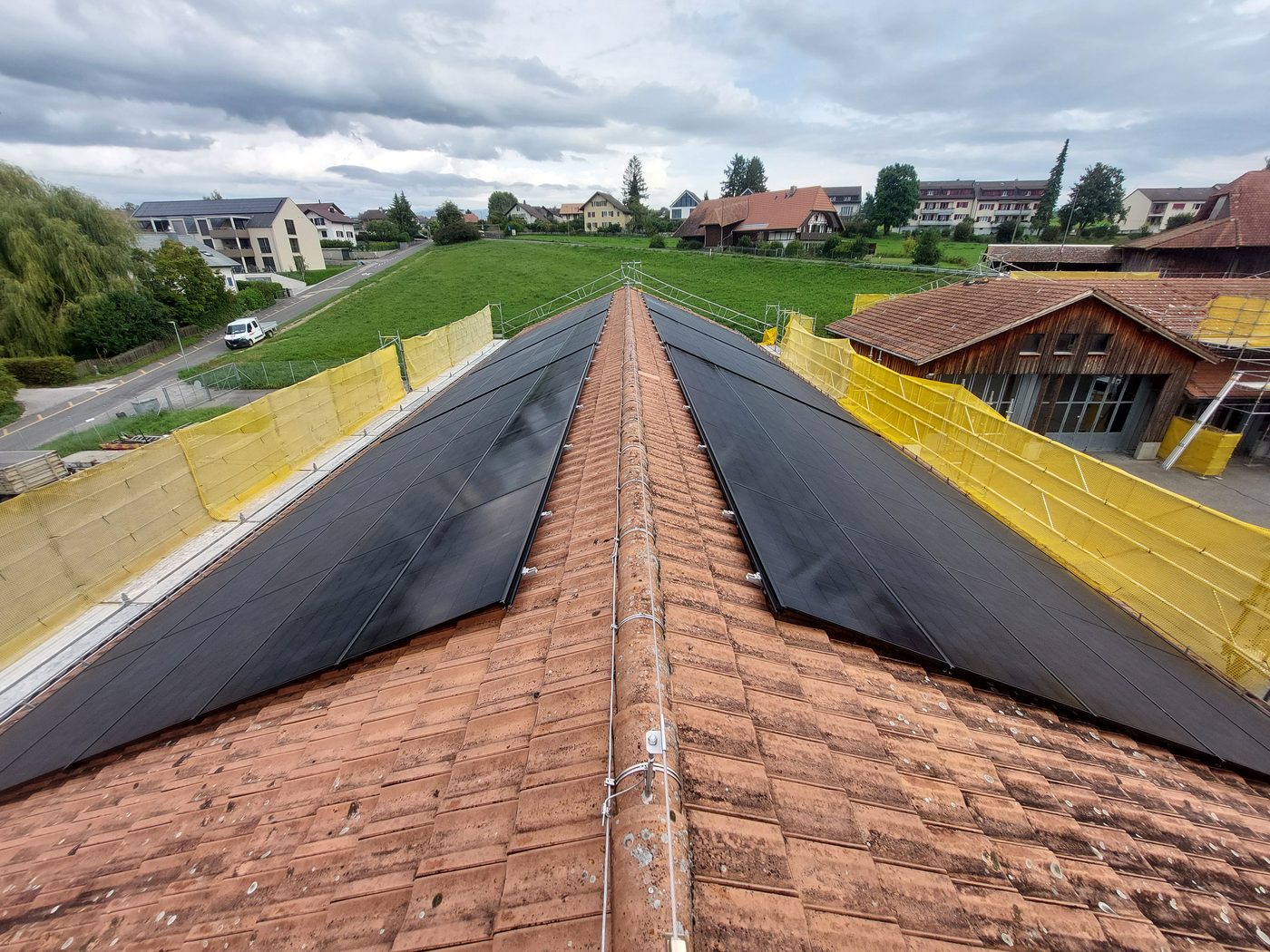Jinko-Module auf dem Hallendach des Werkhofs Ins