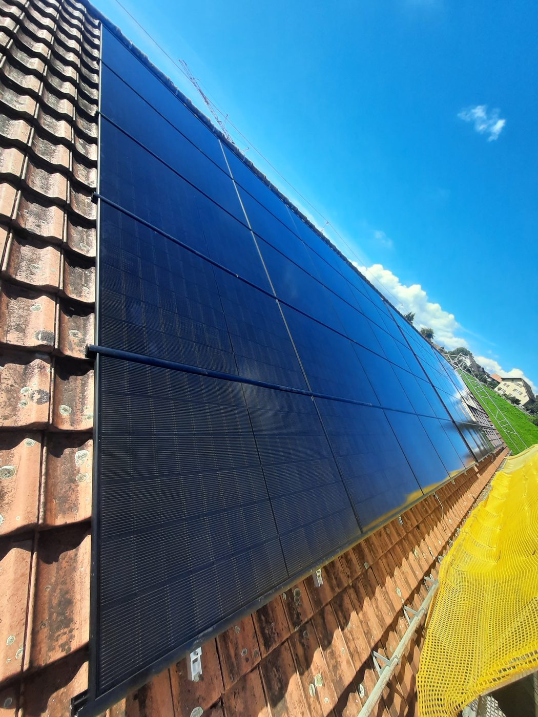 Montage der Solarmodule auf dem Werkhof in Ins