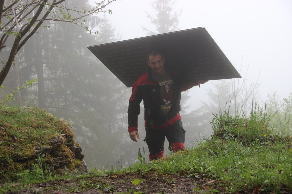 Solarmodul wird bei Nebel zur Baustelle getragen – Solarmaa