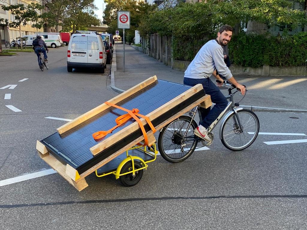 Solarmodule auf dem Veloanhänger unterwegs durch Biel – Solarmaa