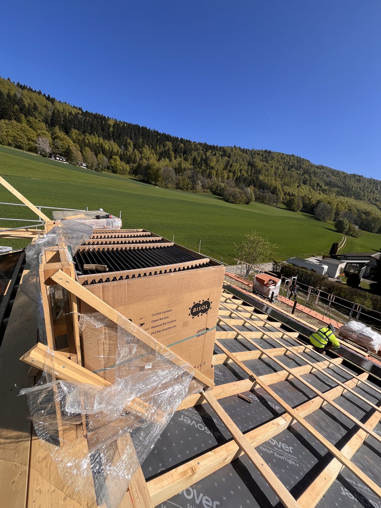 Dachsanierung in Plagne: neues Unterdach mit Lattung, Bisol-Module bereit zur Montage
