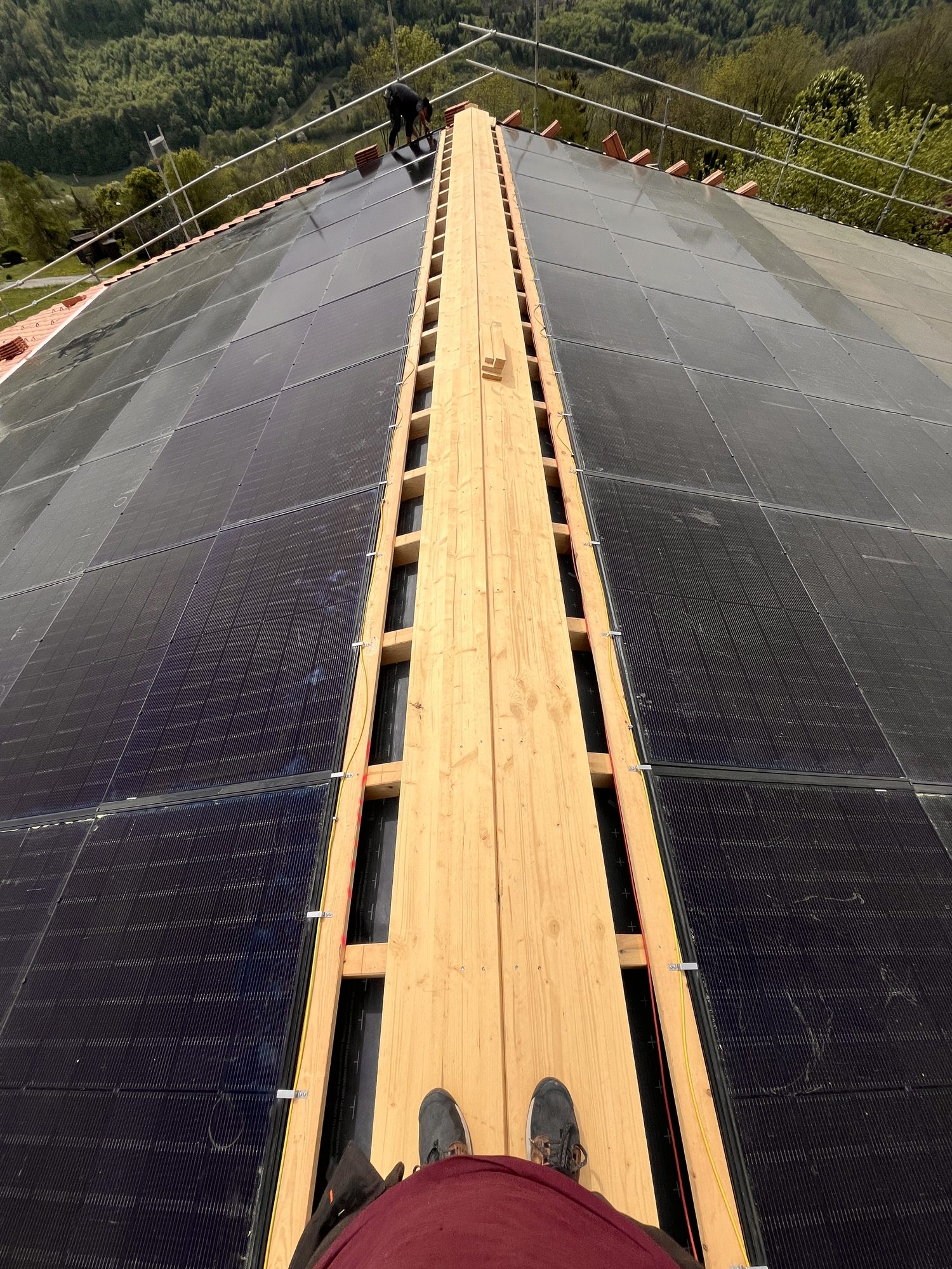 Montage der Solrif-Indachmodule auf dem Centre communal Plagne