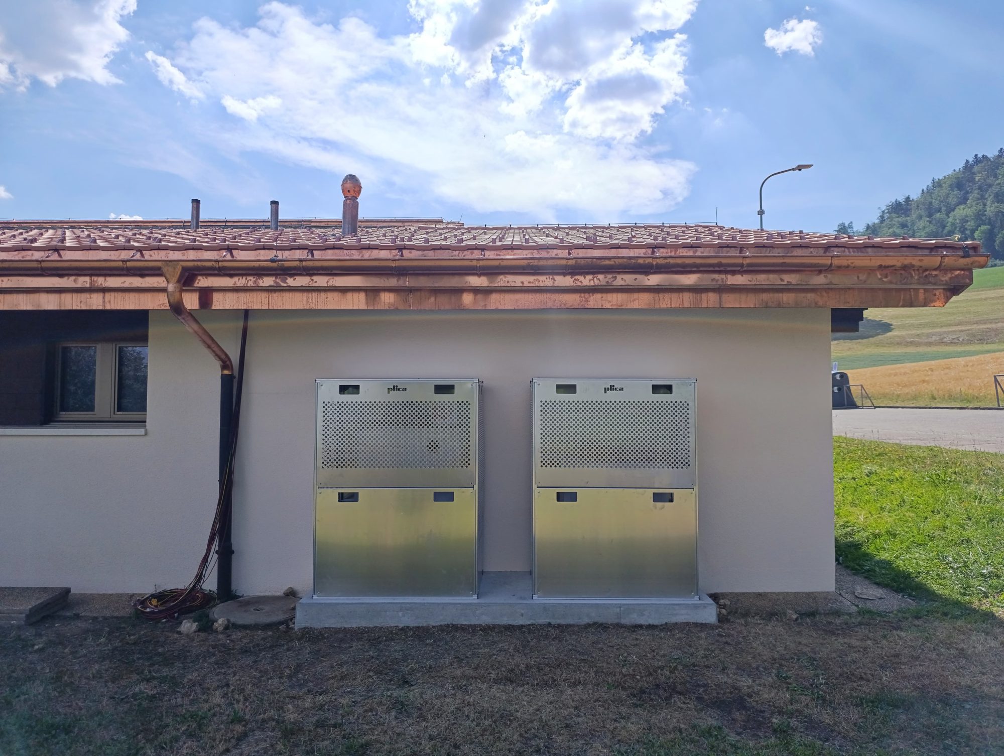 Öffentliche Ladestationen in Aussenschränken an der Fassade des Centre communal Plagne