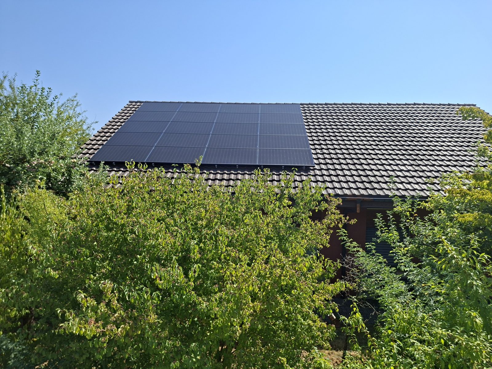 Einfamilienhaus in Münchenbuchsee mit fertiger Aufdach-Solaranlage