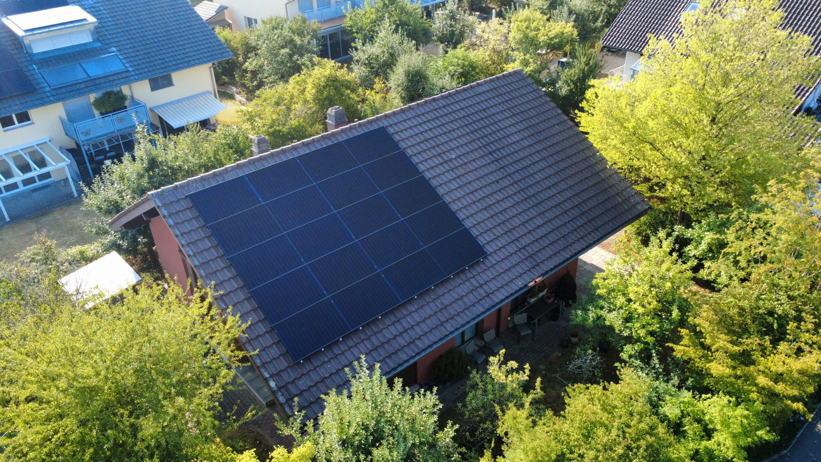 Luftaufnahme der Solaranlage mit Blick über Münchenbuchsee