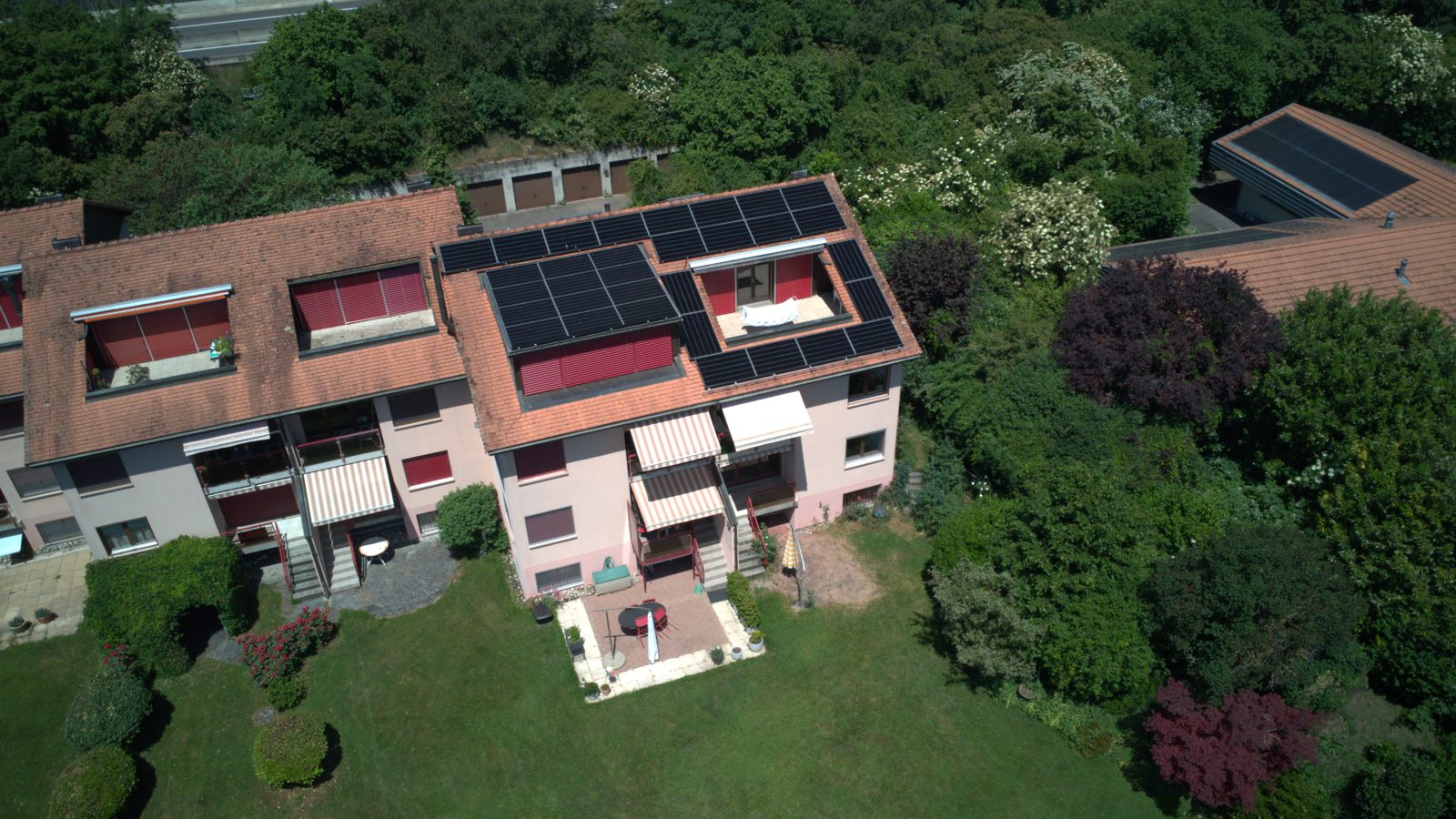 Solaranlage auf mehreren Dachflächen des Einfamilienhauses in Le Landeron