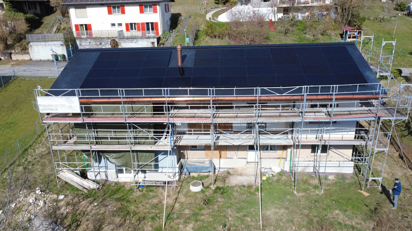 Fullblack-Solaranlage auf schwarzem Eternitdach in Orvin