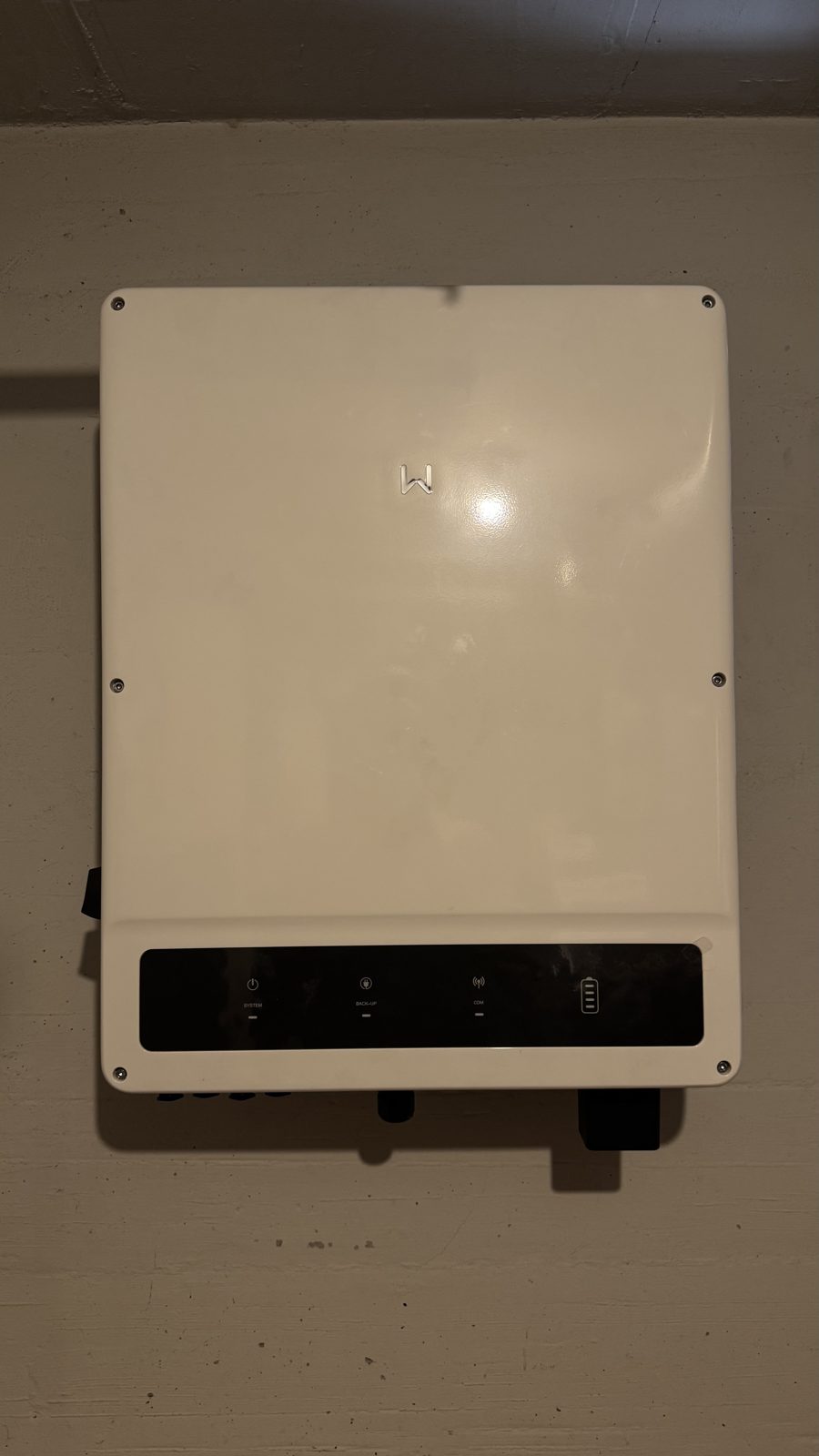 Wechselrichter der Solaranlage im Technikraum in Bellmund