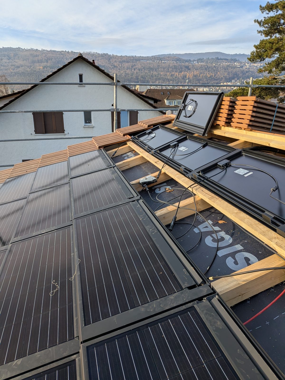 Verlegung der Solarziegel FIT 54 auf den Dachlatten