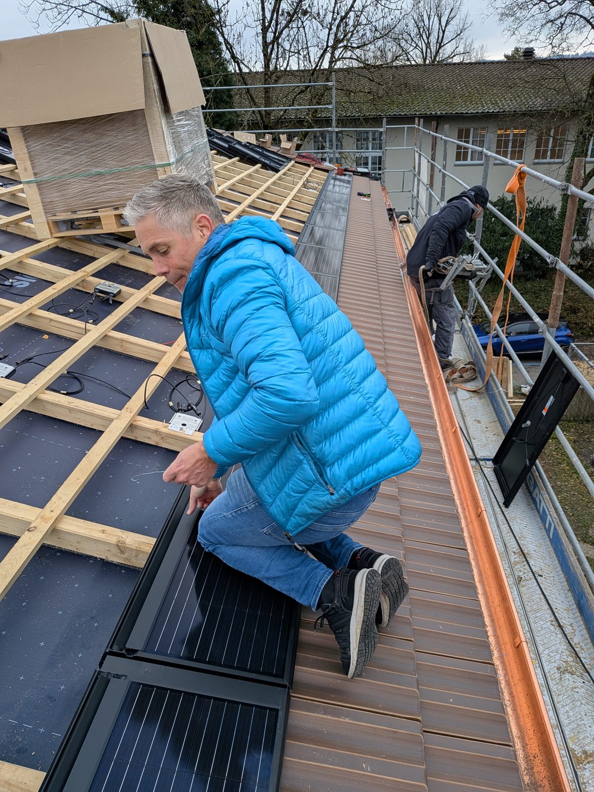 Dachfläche mit integrierten Solarziegeln auf einem Einfamilienhaus in Biel
