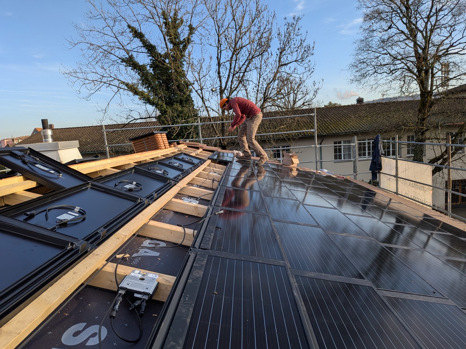 Detail der Solarziegel-Eindeckung in Biel