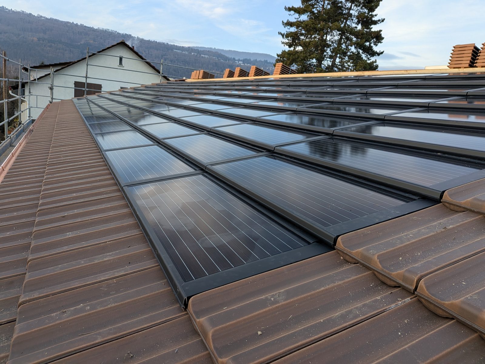 Schweizer Solarziegel auf einem Einfamilienhaus in Biel