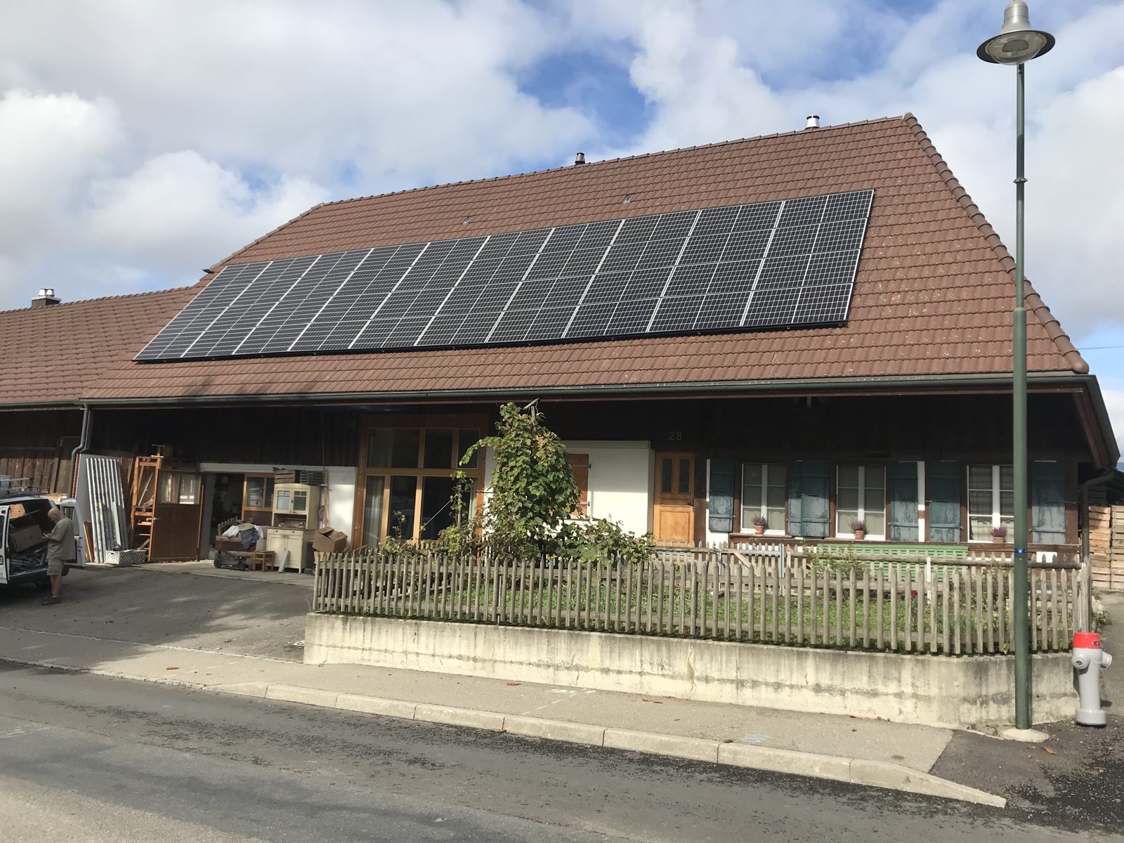 Aufdach-Solaranlage auf einem Bauernhaus im geschützten Ortskern von Siselen – Solarmaa