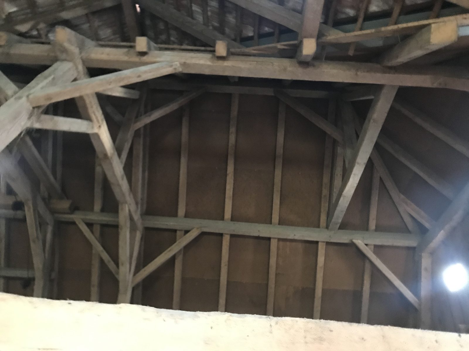 Historischer Dachstuhl des Bauernhauses in Siselen von innen