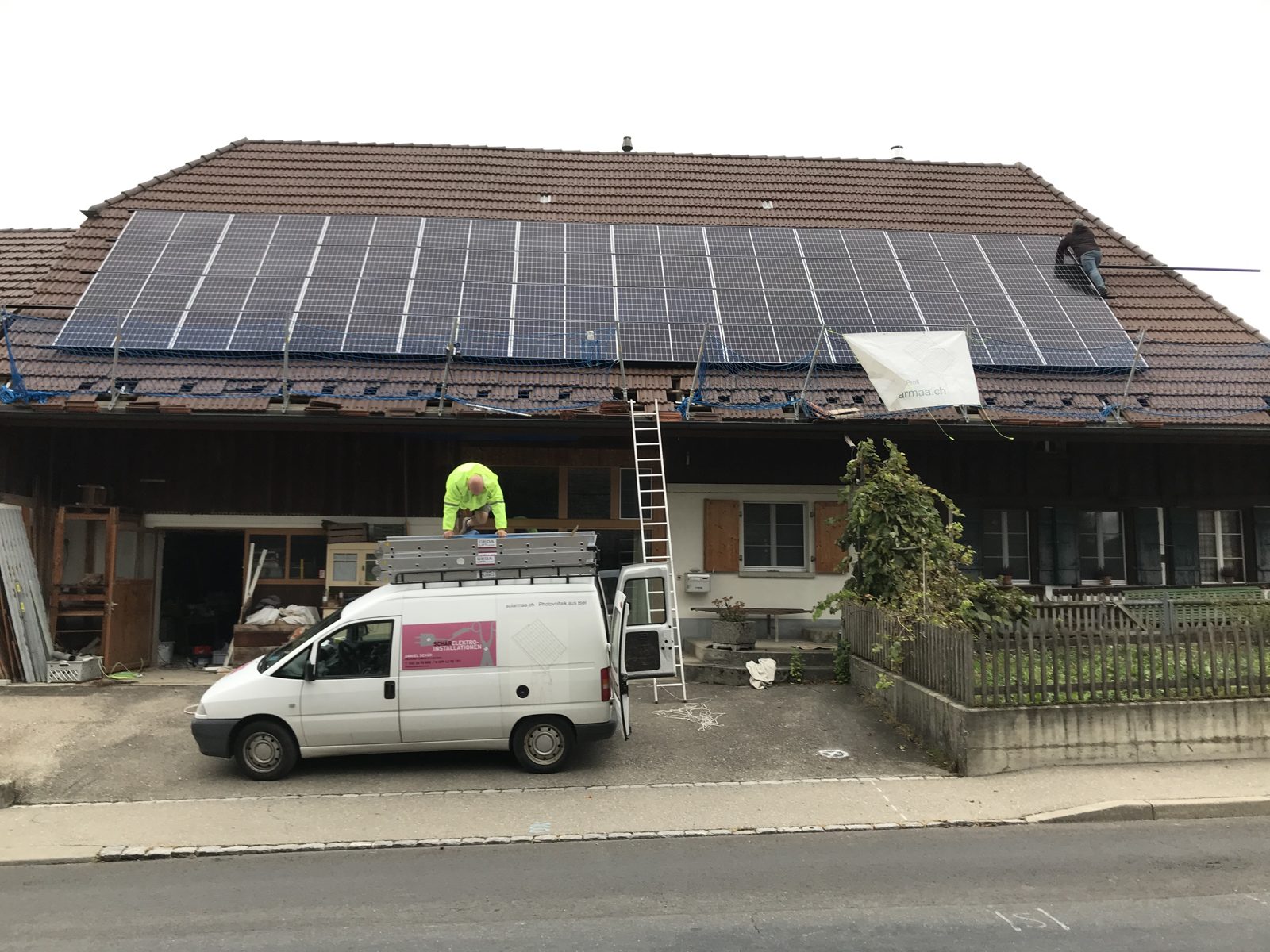 Fast fertige Modulfläche mit 40 Modulen auf dem Ziegeldach in Siselen