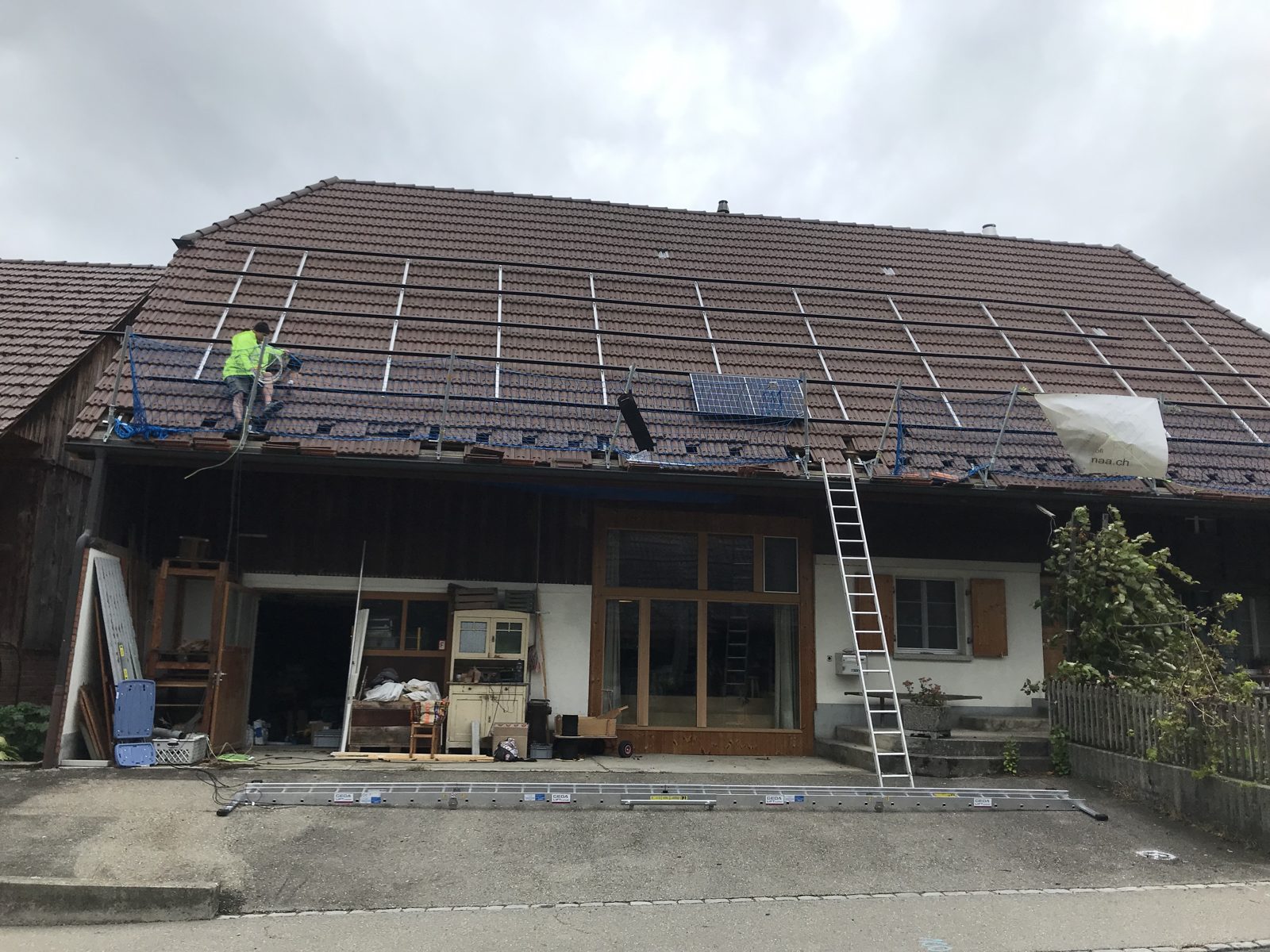 Erstes Hanwha-Q.Cells-Modul wird auf dem Bauernhaus in Siselen verlegt
