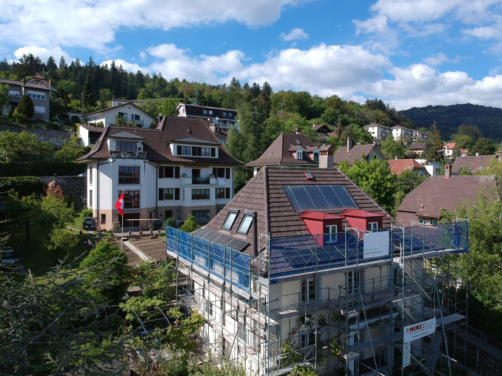Solaranlage auf steilem Ziegeldach in der Stadt Biel (Gurzelen)