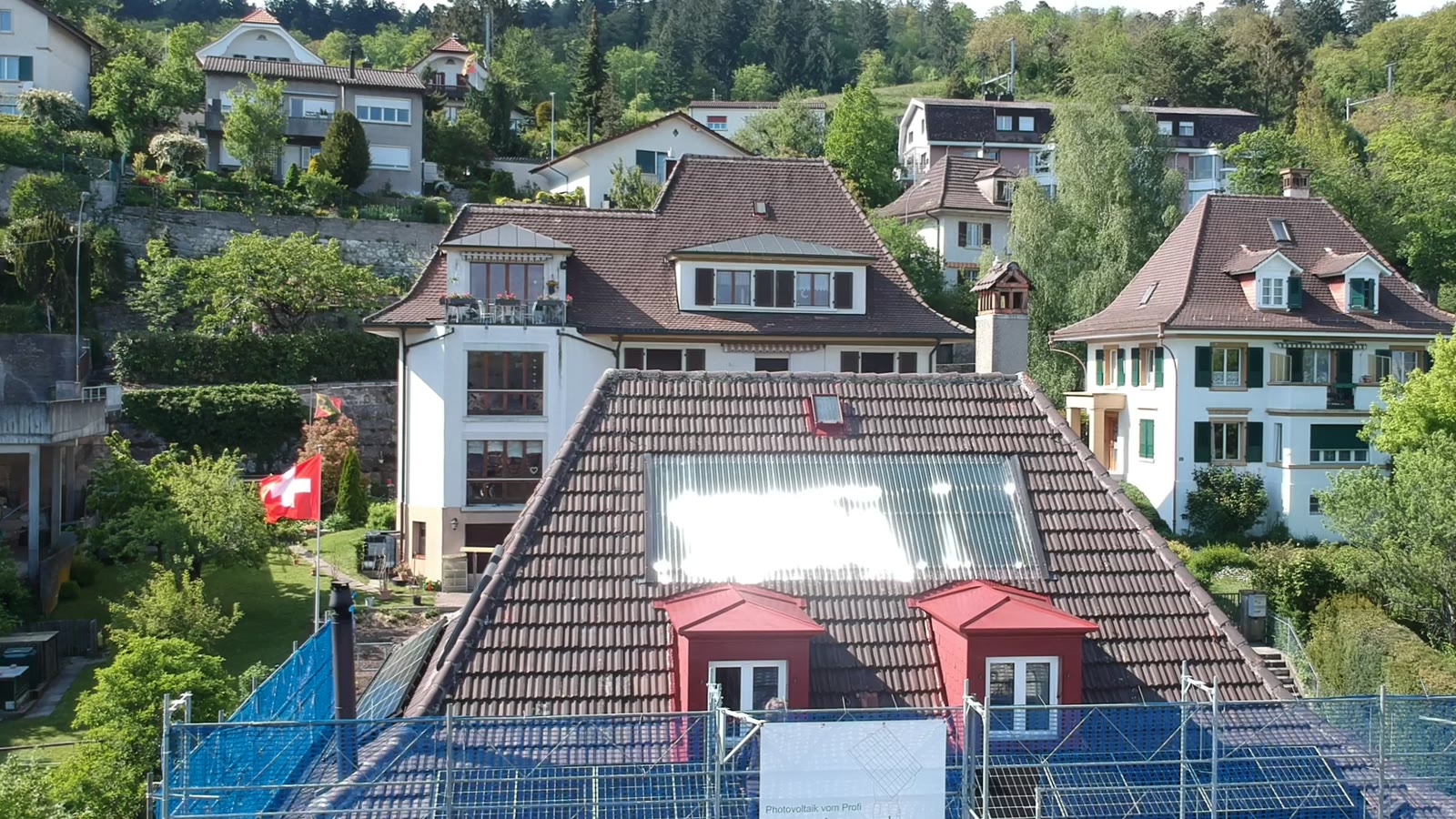 Blick über das Quartier am Hang über Biel mit der fertigen Solaranlage