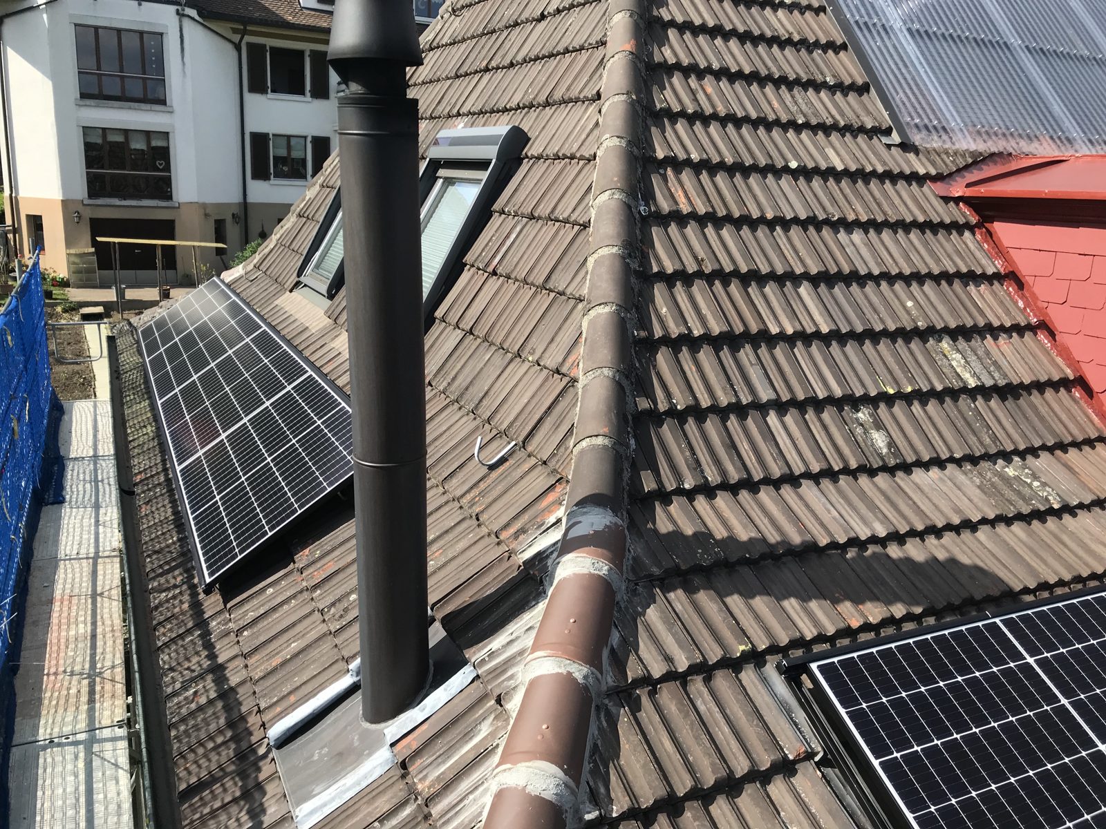 Dachfläche des Zweifamilienhauses in Biel während der Montage