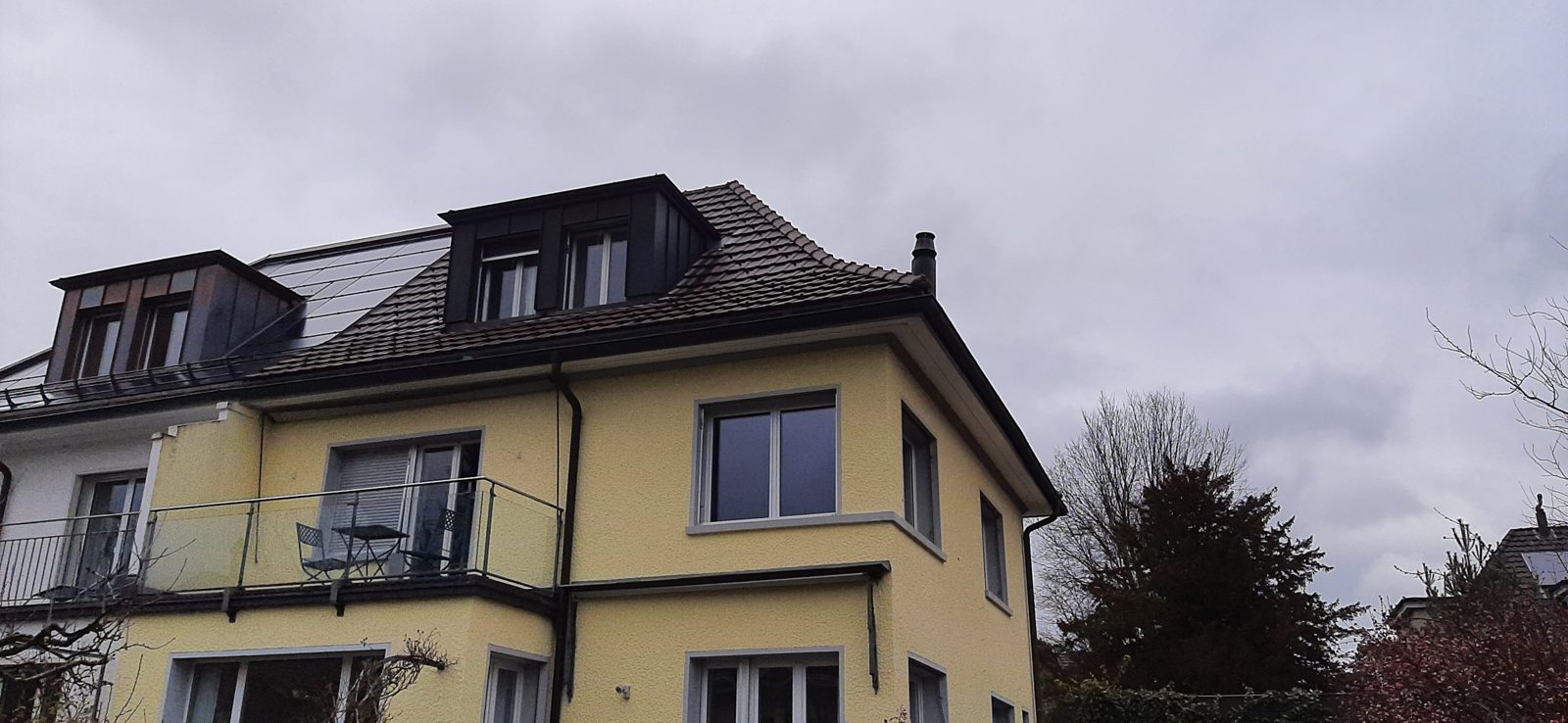 Detail der aufgeständerten Module auf dem Garagendach in Bern