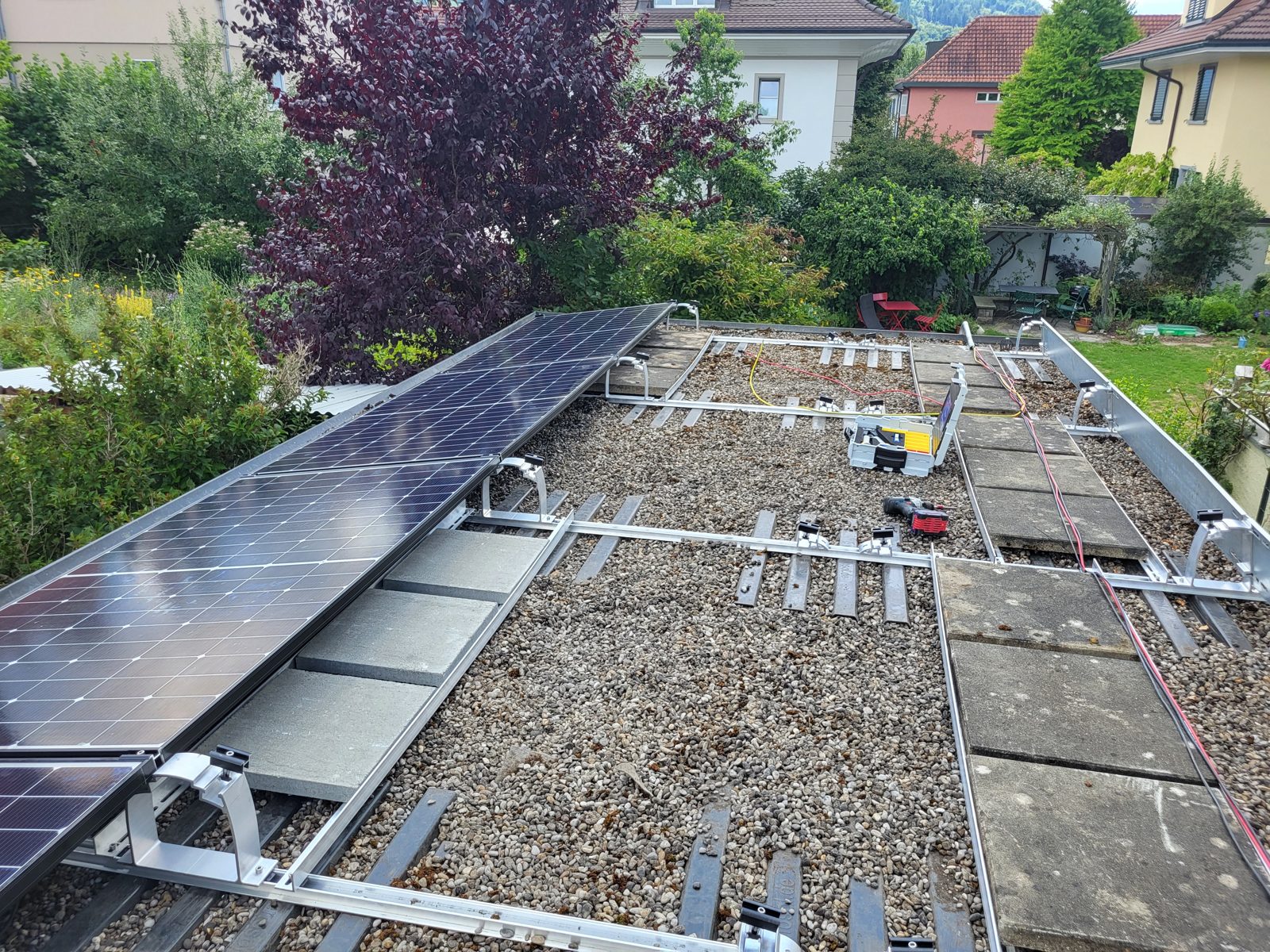 Aufständerung und erste Module auf dem Garagendach in Bern
