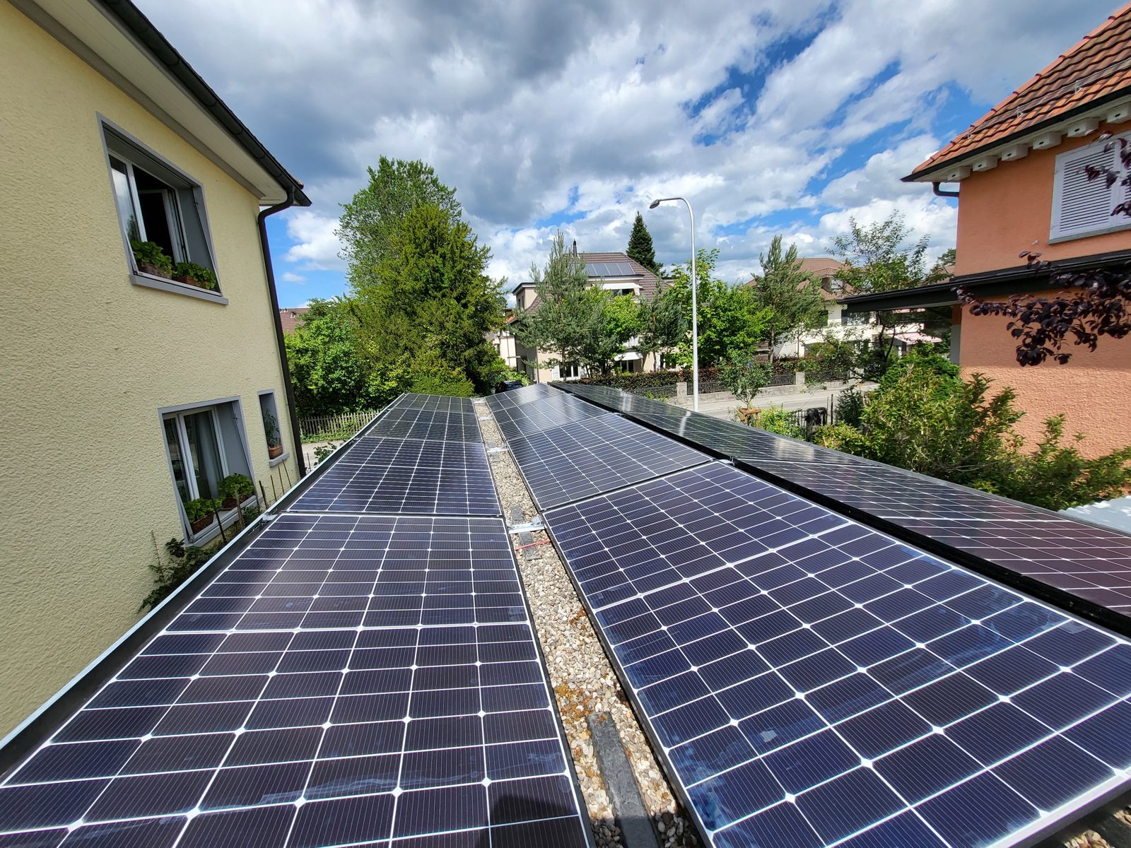 Solaranlage auf begüntem Flachdach mit erhöhter Aufständerung